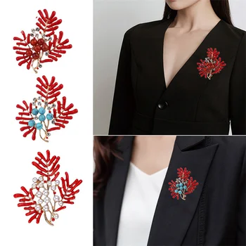 High-end-Red Maple Leaf Pearl Coral Broche koreansk Mode Trend Simulering Corsage Tøj Temperament Ladies Pin Tilbehør